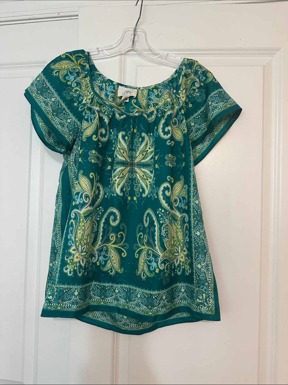 Sz S Loft short-sleeve green and yellow paisley floral blouse.